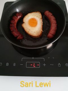 Una foto de Huevo encerrado con salchichas