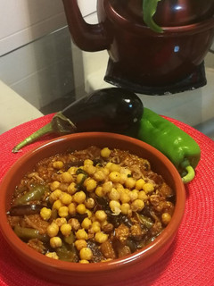 Una foto de Berenjena a la harissa con garbanzos 🌱 vegano