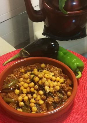 Una foto de Berenjena a la harissa con garbanzos 🌱 vegano