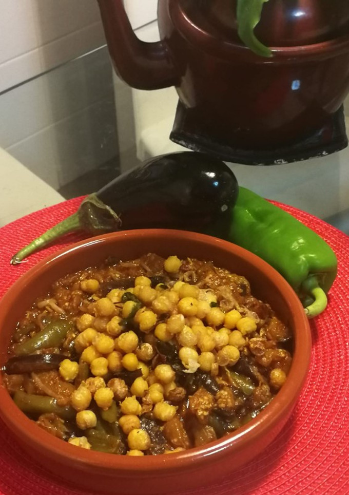 Una foto de Berenjena a la harissa con garbanzos 🌱 vegano