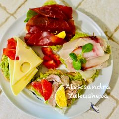 Snack sandwiches with guacamole A picture of Snack sandwiches with guacamole.