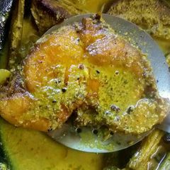 A picture of Shorshe bata die Macher jhol/fish curry with Mustard paste.