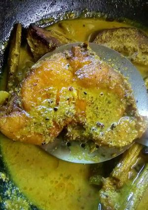 A picture of Shorshe bata die Macher jhol/fish curry with Mustard paste.