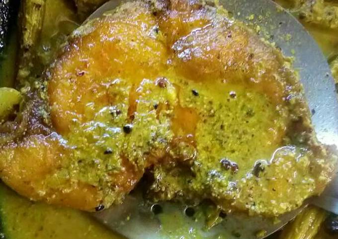 Shorshe bata die Macher jhol/fish curry with Mustard paste