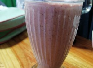 Una foto de Batido de plátano, frutilla y avena