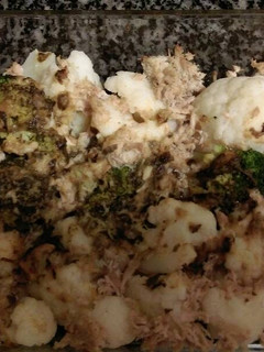 Una foto de Brócoli y coliflor con salsa de hierbas