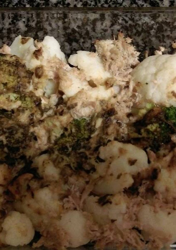 Una foto de Brócoli y coliflor con salsa de hierbas