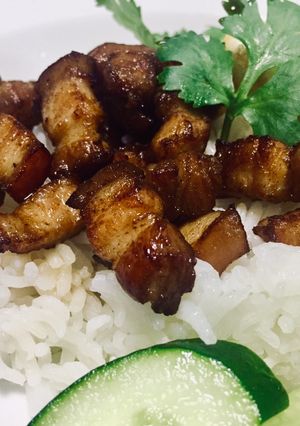 รูปของ ข้าวหน้าหมูสามชั้นทอดซีอิ๊วไข่ดาวกรอบ