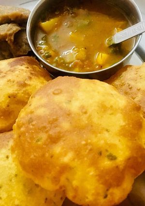 A picture of Chatpate Aloo with Masala Puri.
