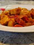 Pollo en salsa de tomate y pimientos tricolor