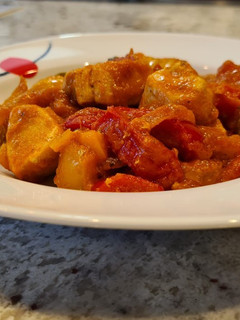 Una foto de Pollo en salsa de tomate y pimientos tricolor