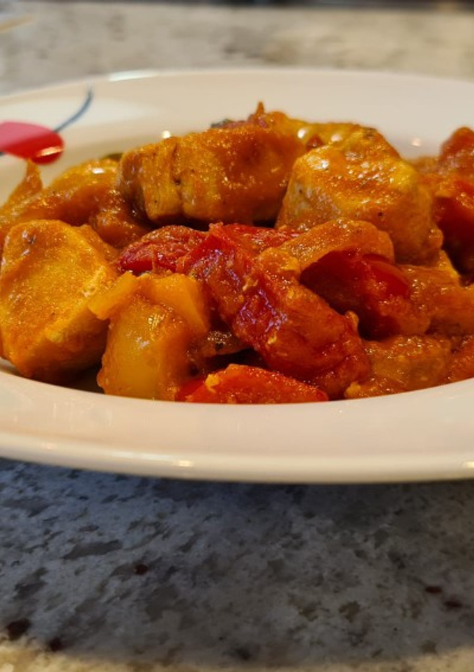 Una foto de Pollo en salsa de tomate y pimientos tricolor