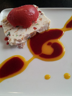 Una foto de Helado de tutti frutti y frambuesas con clave musical de sirope