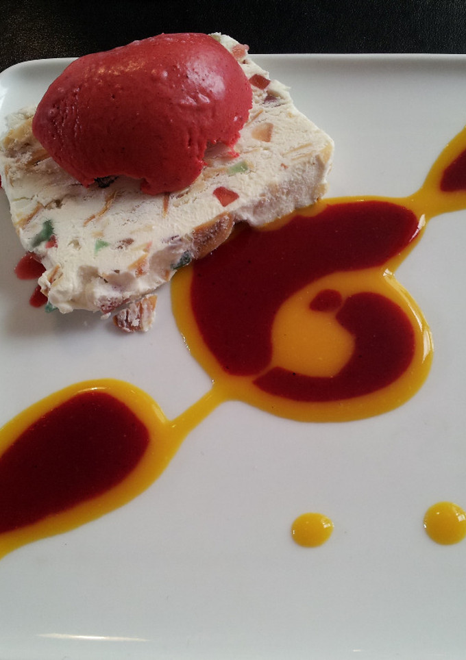 Una foto de Helado de tutti frutti y frambuesas con clave musical de sirope