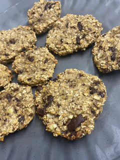 Una foto de Galletas de avena, chocolate y plátano al horno rápidas y fáciles