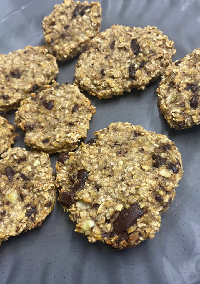 Una foto de Galletas de avena, chocolate y plátano al horno rápidas y fáciles