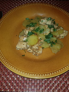 Una foto de Pechuga de pollo con papas horneadas