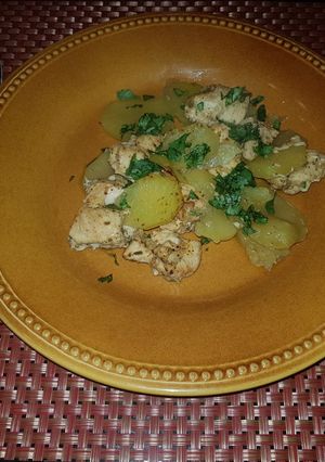 Una foto de Pechuga de pollo con papas horneadas