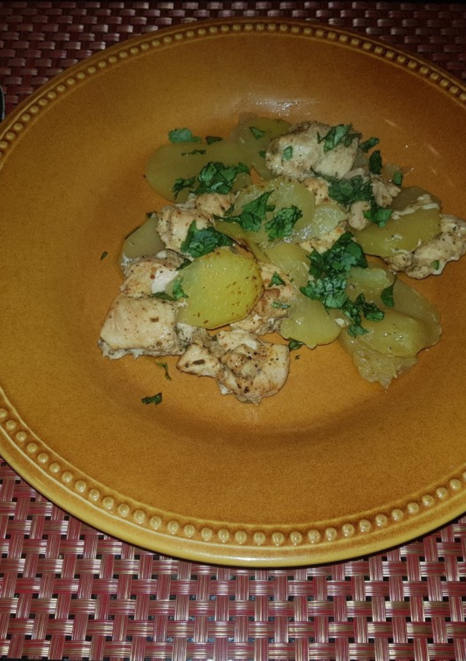 Una foto de Pechuga de pollo con papas horneadas