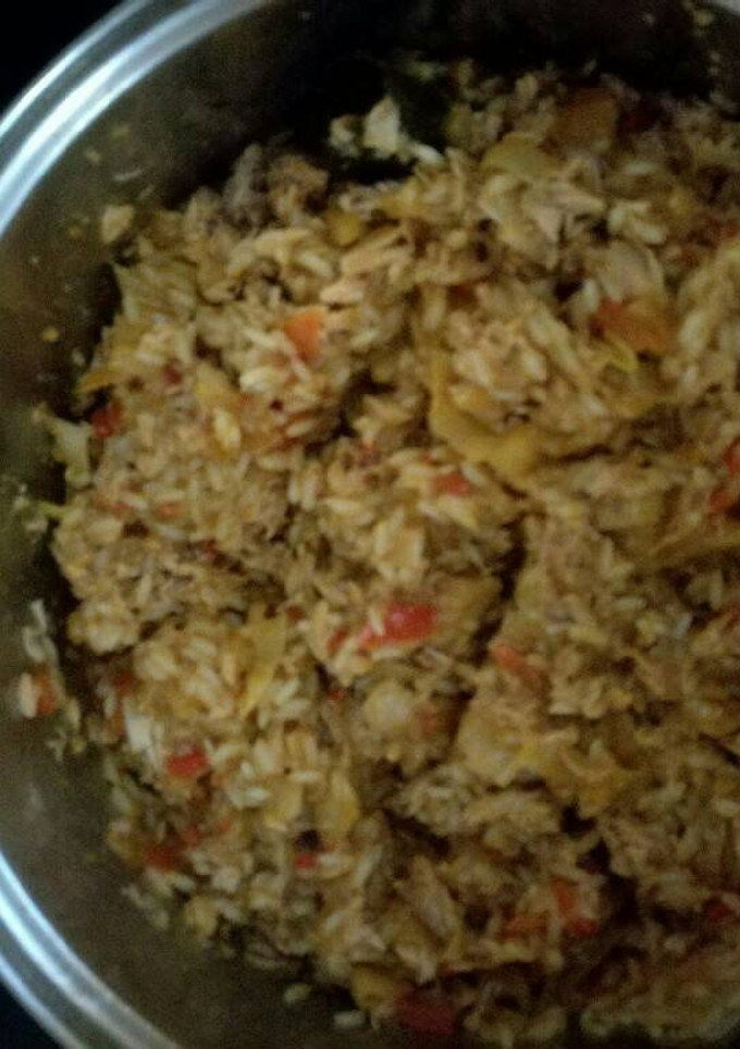Una foto de Arroz con atún, verduras y tomate frito