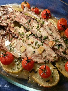 Una foto de Jurel blanco del estrecho con patatas al ajillo y cherrys asados
