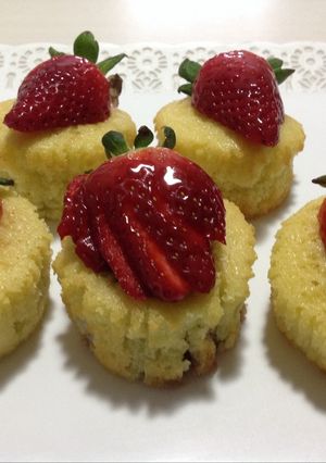 Una foto de Muffins de vainilla con corazón de Frutillas