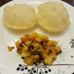 A picture of Luchi (Indian puffed bread).