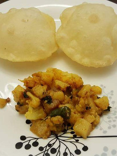 A picture of Luchi (Indian puffed bread).