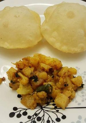 A picture of Luchi (Indian puffed bread).