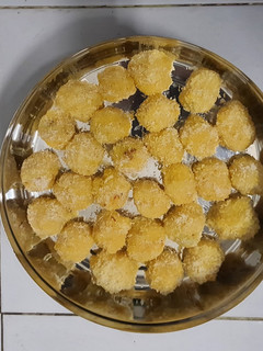 કેસર કોકોનટ લાડુ (Kesar Coconut Ladoo Recipe In Gujarati) રેસીપી મુખ્ય ફોટો