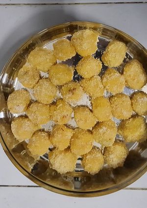 કેસર કોકોનટ લાડુ (Kesar Coconut Ladoo Recipe In Gujarati) રેસીપી મુખ્ય ફોટો