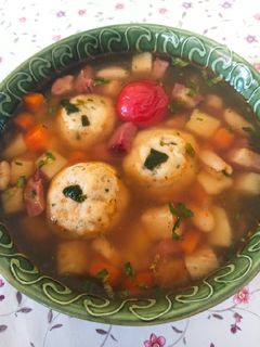 Füstölt, zöldséges húsleves, petrezselymes, krumpligombóccal recept fotója