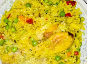 Una foto de Arroz amarillo con patas de pollo