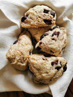 Una foto de Scones de cereza y coco