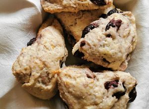 Una foto de Scones de cereza y coco