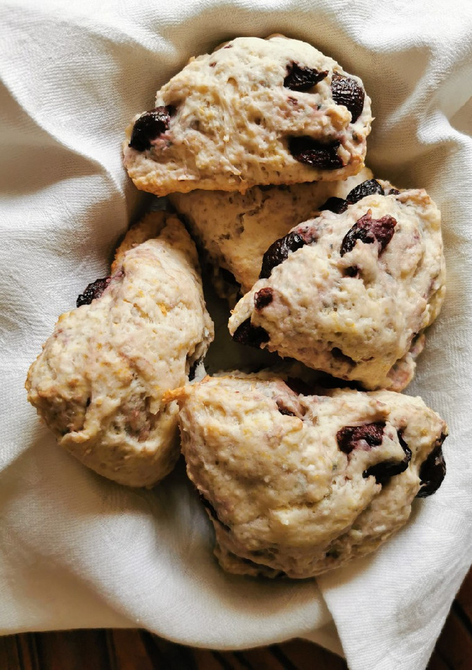 Una foto de Scones de cereza y coco
