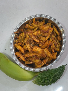 કાચા કેળા અને કારેલા નું શાક (Kacha Kela Karela Shak Recipe In Gujarati) રેસીપી મુખ્ય ફોટો