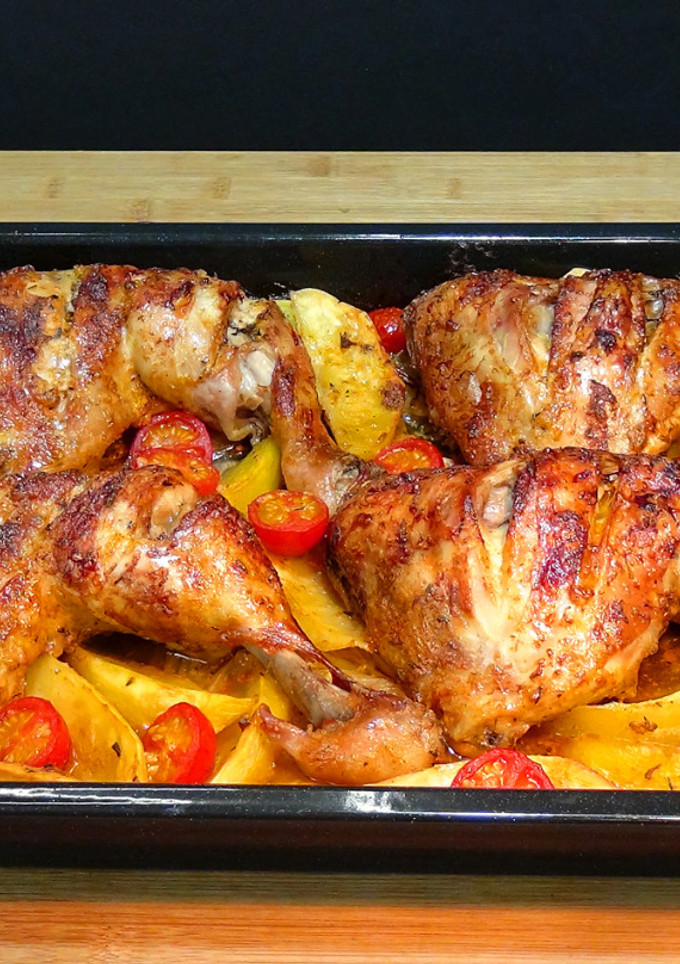 Una foto de Pollo asado al estilo turco con patatas y cebolla