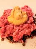 Tartare di manzo con tuorlo alla senape