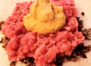 Foto di Tartare di manzo con tuorlo alla senape
