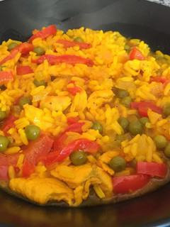 Una foto de Paella sencilla con pollo y guisantes