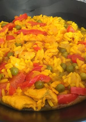Una foto de Paella sencilla con pollo y guisantes