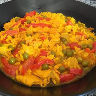Paella sencilla con pollo y guisantes Receta de Rocío- Cookpad