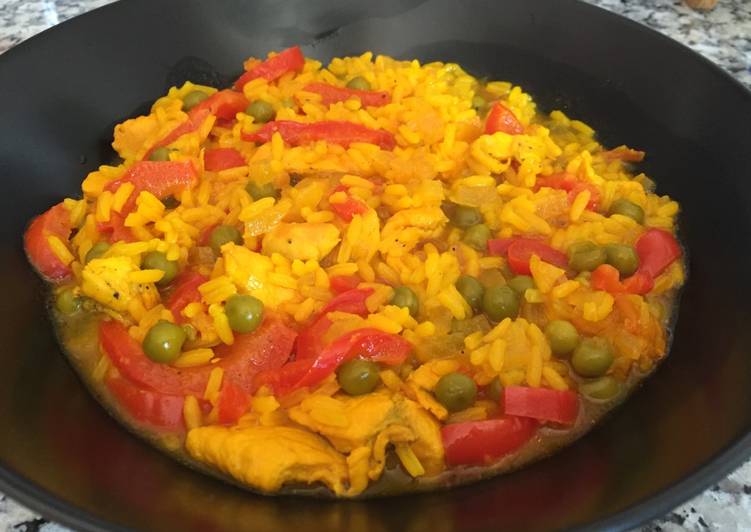 Paella sencilla con pollo y guisantes