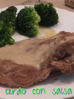 Una foto de Chuletas de cerdo con salsa de cebolla*