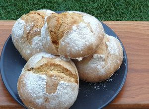Foto di Panini di farro con bevanda di avena senza lievito