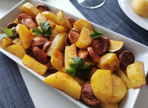 O poză a rețetei Cartofi și cabanos la cuptor.