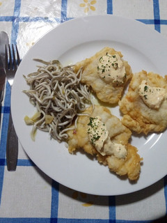 Una foto de Lomos de bacalao al punto de sal rebozados, con gulas y mahonesa de cítricos