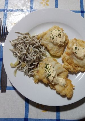 Una foto de Lomos de bacalao al punto de sal rebozados, con gulas y mahonesa de cítricos