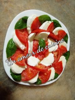 Une photo de Salade tomate mozzarella basilic